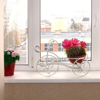 Підставка-велосипед для квітів: ковані моделі і велосипед-кашпо, підлогова декоративна квіткарка, дерев’яні та інші квіткові підставки-велосипеди