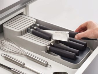 Підставки для столових приборів: металеві настільні сушарки для ложок і виделок, пластикові корзини для кухонного приладдя та інші види