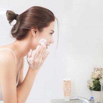 Пінка для вмивання з кислотами: з фруктовою, саліцилової і гіалуронової, з АНА і з молочною кислотою