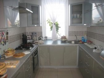 П-образні кухні з вікном (60 фото): дизайн кухонних гарнітурів буквою «п», планування кухонь з вікном посередині і збоку