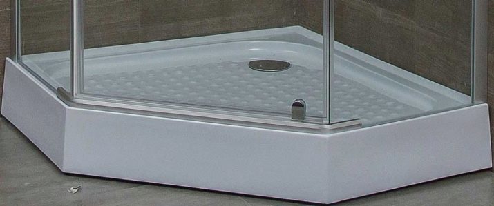 П’ятикутні душові кабіни: 90х90, 100х100 см і інших розмірів. Приклади в інтер’єрі