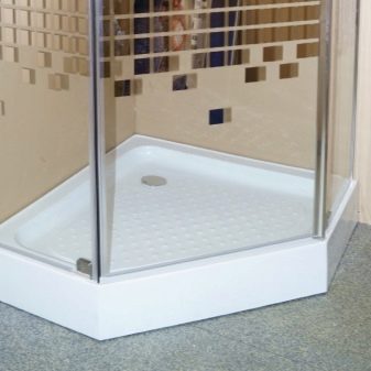 П’ятикутні душові кабіни: 90х90, 100х100 см і інших розмірів. Приклади в інтер’єрі