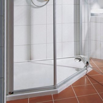 П’ятикутні душові кабіни: 90х90, 100х100 см і інших розмірів. Приклади в інтер’єрі