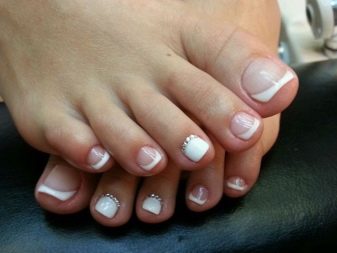Педикюр френч (106 фото): красивий кольоровий французький дизайн в білих і рожевих або червоних відтінках на ногах
