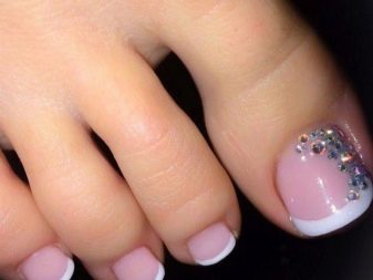 Педикюр френч (106 фото): красивий кольоровий французький дизайн в білих і рожевих або червоних відтінках на ногах
