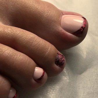 Педикюр френч (106 фото): красивий кольоровий французький дизайн в білих і рожевих або червоних відтінках на ногах