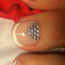 Педикюр френч (106 фото): красивий кольоровий французький дизайн в білих і рожевих або червоних відтінках на ногах