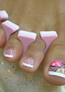 Педикюр френч (106 фото): красивий кольоровий французький дизайн в білих і рожевих або червоних відтінках на ногах