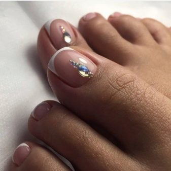 Педикюр френч (106 фото): красивий кольоровий французький дизайн в білих і рожевих або червоних відтінках на ногах