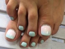 Педикюр френч (106 фото): красивий кольоровий французький дизайн в білих і рожевих або червоних відтінках на ногах