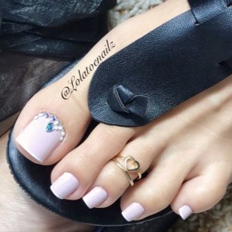 Педикюр френч (106 фото): красивий кольоровий французький дизайн в білих і рожевих або червоних відтінках на ногах