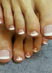 Педикюр френч (106 фото): красивий кольоровий французький дизайн в білих і рожевих або червоних відтінках на ногах