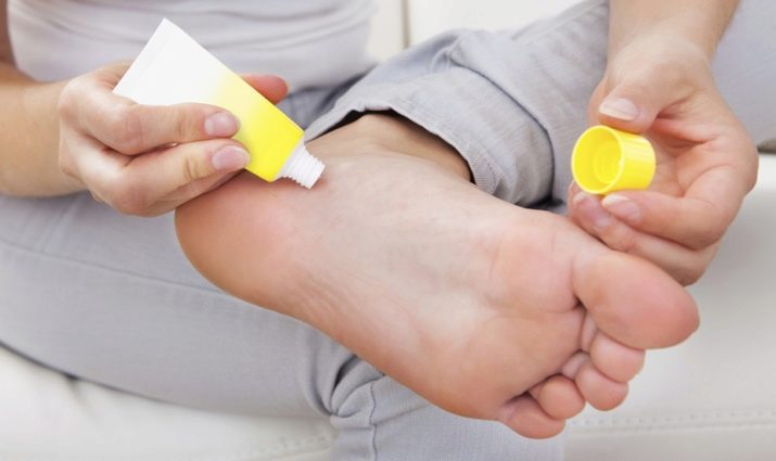 Педикюр френч (106 фото): красивий кольоровий французький дизайн в білих і рожевих або червоних відтінках на ногах