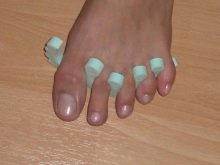 Педикюр френч (106 фото): красивий кольоровий французький дизайн в білих і рожевих або червоних відтінках на ногах