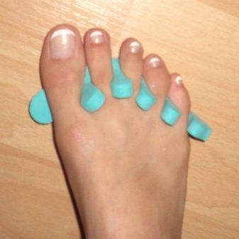 Педикюр френч (106 фото): красивий кольоровий французький дизайн в білих і рожевих або червоних відтінках на ногах