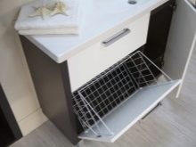 Пенали з кошиком для білизни у ванну кімнату: кутовий, підвісний і підлоговий шафа, 25 см і 35 см, 60 см і інших розмірів