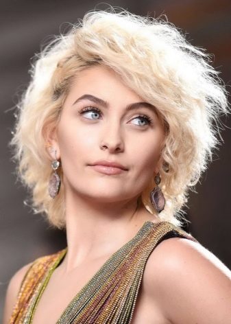Перловий колір волосся (69 фото): відтінки перламутровий і попелястий блонд, бежевий і мигдаль. Кому підійде колір і як виглядають локони після фарбування?