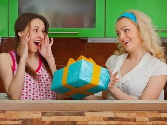 Подарунки для кухні: можна дарувати посуд? Як можна вручити кухонний набір, фартух і сувенір?