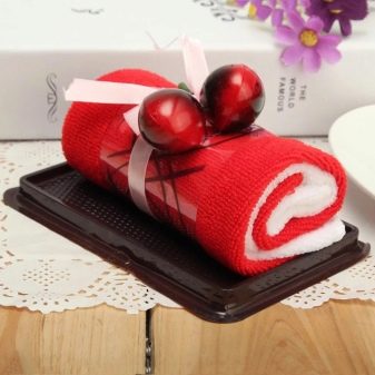 Подарунки для кухні: можна дарувати посуд? Як можна вручити кухонний набір, фартух і сувенір?