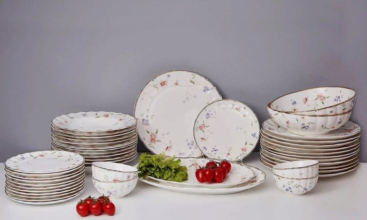 Подарунки для кухні: можна дарувати посуд? Як можна вручити кухонний набір, фартух і сувенір?