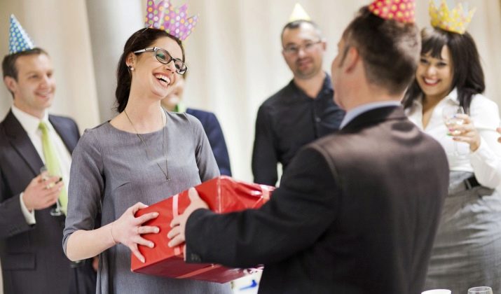 Подарунки колезі на день народження: готуємо оригінальні сюрпризи для співробітника своїми руками, вибираємо символічний подарунок