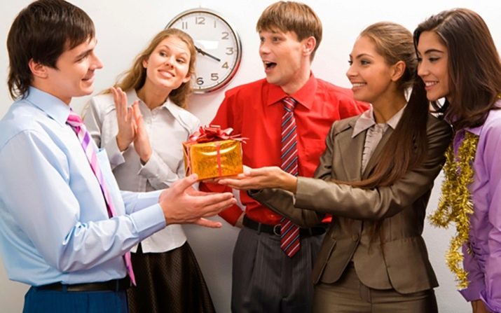 Подарунки колезі на день народження: готуємо оригінальні сюрпризи для співробітника своїми руками, вибираємо символічний подарунок