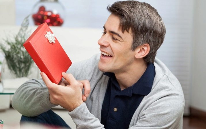 Подарунок чоловікові (60 фото): що корисного подарувати? Сувеніри, подушки та ідеї символічних подарунків дорослому чоловікові