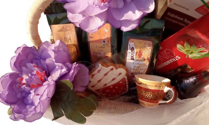 Подарунок в кошику своїми руками (24 фото): оформлення кошики з продуктами і чайною кошики, солодкої кошики та інші варіанти