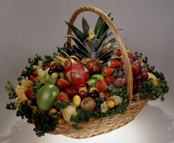 Подарунок в кошику своїми руками (24 фото): оформлення кошики з продуктами і чайною кошики, солодкої кошики та інші варіанти