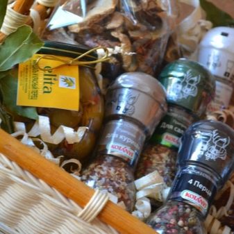 Подарунок в кошику своїми руками (24 фото): оформлення кошики з продуктами і чайною кошики, солодкої кошики та інші варіанти