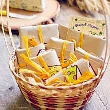 Подарунок в кошику своїми руками (24 фото): оформлення кошики з продуктами і чайною кошики, солодкої кошики та інші варіанти