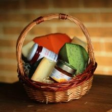 Подарунок в кошику своїми руками (24 фото): оформлення кошики з продуктами і чайною кошики, солодкої кошики та інші варіанти