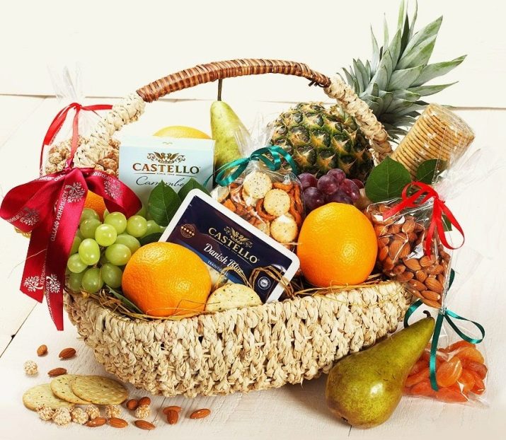 Подарунок в кошику своїми руками (24 фото): оформлення кошики з продуктами і чайною кошики, солодкої кошики та інші варіанти