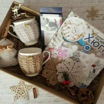 Подарунок з чаю: як красиво упакувати чайний набір, використовуючи чайні пакетики, чашки і чайники? Як оформити букет чаю і цукерок?