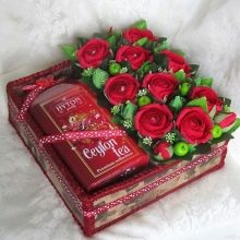 Подарунок з чаю: як красиво упакувати чайний набір, використовуючи чайні пакетики, чашки і чайники? Як оформити букет чаю і цукерок?