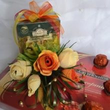 Подарунок з чаю: як красиво упакувати чайний набір, використовуючи чайні пакетики, чашки і чайники? Як оформити букет чаю і цукерок?