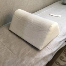 Подушка для нарощування вій: під голову з ефектом пам’яті, ортопедична та інші. З чого роблять?