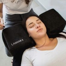 Подушка для нарощування вій: під голову з ефектом пам’яті, ортопедична та інші. З чого роблять?