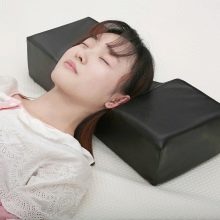 Подушка для нарощування вій: під голову з ефектом пам’яті, ортопедична та інші. З чого роблять?