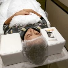 Подушка для нарощування вій: під голову з ефектом пам’яті, ортопедична та інші. З чого роблять?