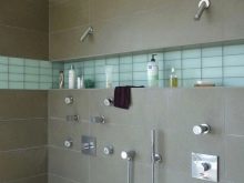 Полиці у ванній з плитки (28 фото): особливості вбудованих та інших полиць з плитки в ванній кімнаті, їх плюси і мінуси