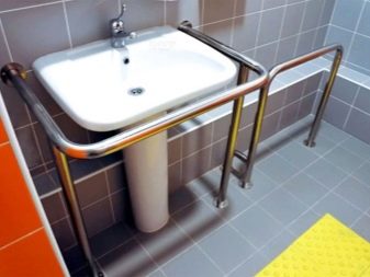 Поручні для ванної (40 фото): вибираємо на стіну ручку на вакуумних присосках і інші опорні моделі. Як їх зручно розташувати?