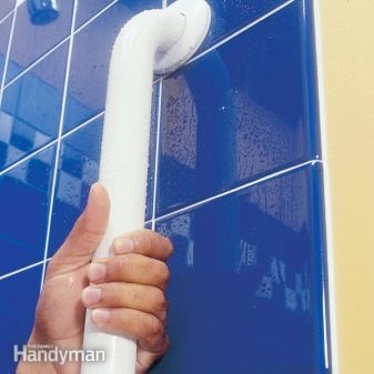 Поручні для ванної (40 фото): вибираємо на стіну ручку на вакуумних присосках і інші опорні моделі. Як їх зручно розташувати?