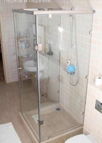 Поручні для ванної (40 фото): вибираємо на стіну ручку на вакуумних присосках і інші опорні моделі. Як їх зручно розташувати?