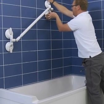 Поручні для ванної (40 фото): вибираємо на стіну ручку на вакуумних присосках і інші опорні моделі. Як їх зручно розташувати?