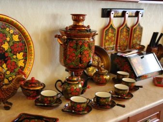 Посуд хохлома (22 фото): види хохломской розпису. Розписні тарілки, чайні пари і інші набори посуду