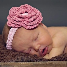 Пов’язки на голову для новонароджених (39 фото): моделі для малятка з квітами з фоамирана і з бантом