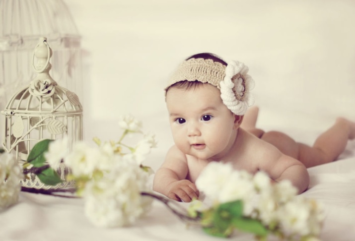 Пов’язки на голову для новонароджених (39 фото): моделі для малятка з квітами з фоамирана і з бантом