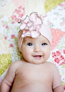 Пов’язки на голову для новонароджених (39 фото): моделі для малятка з квітами з фоамирана і з бантом