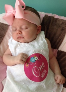 Пов’язки на голову для новонароджених (39 фото): моделі для малятка з квітами з фоамирана і з бантом